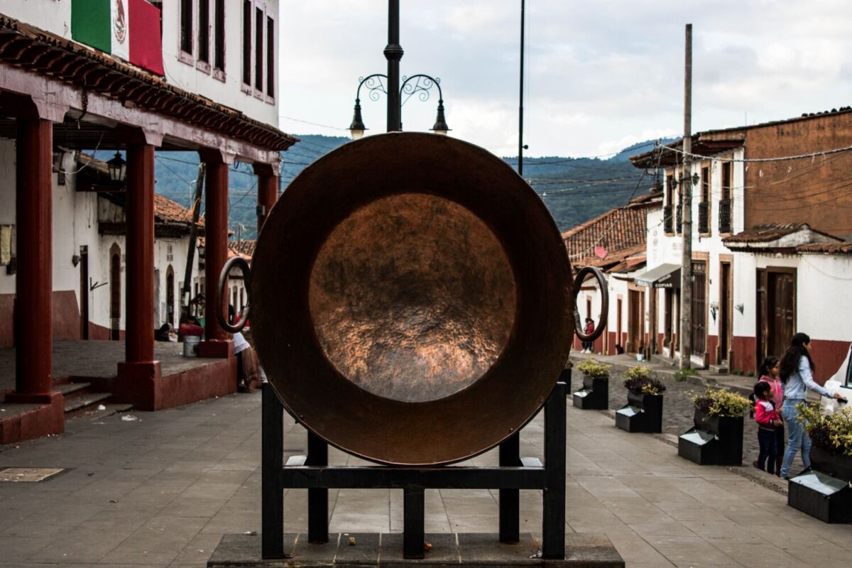 El pueblito del cobre en México: ahí podrás comprar cazos, ollas y jarrones hechos con este metal rojizo
