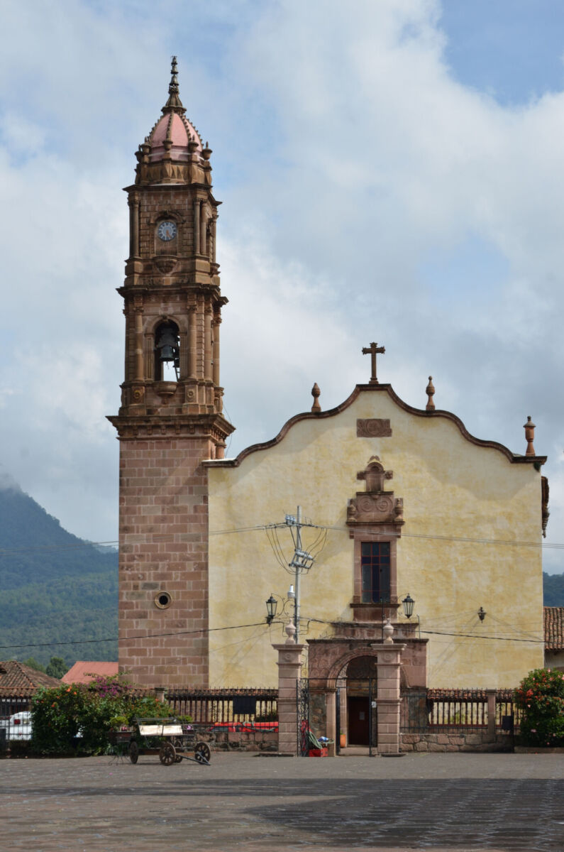 fachada de una parroquia colonial 