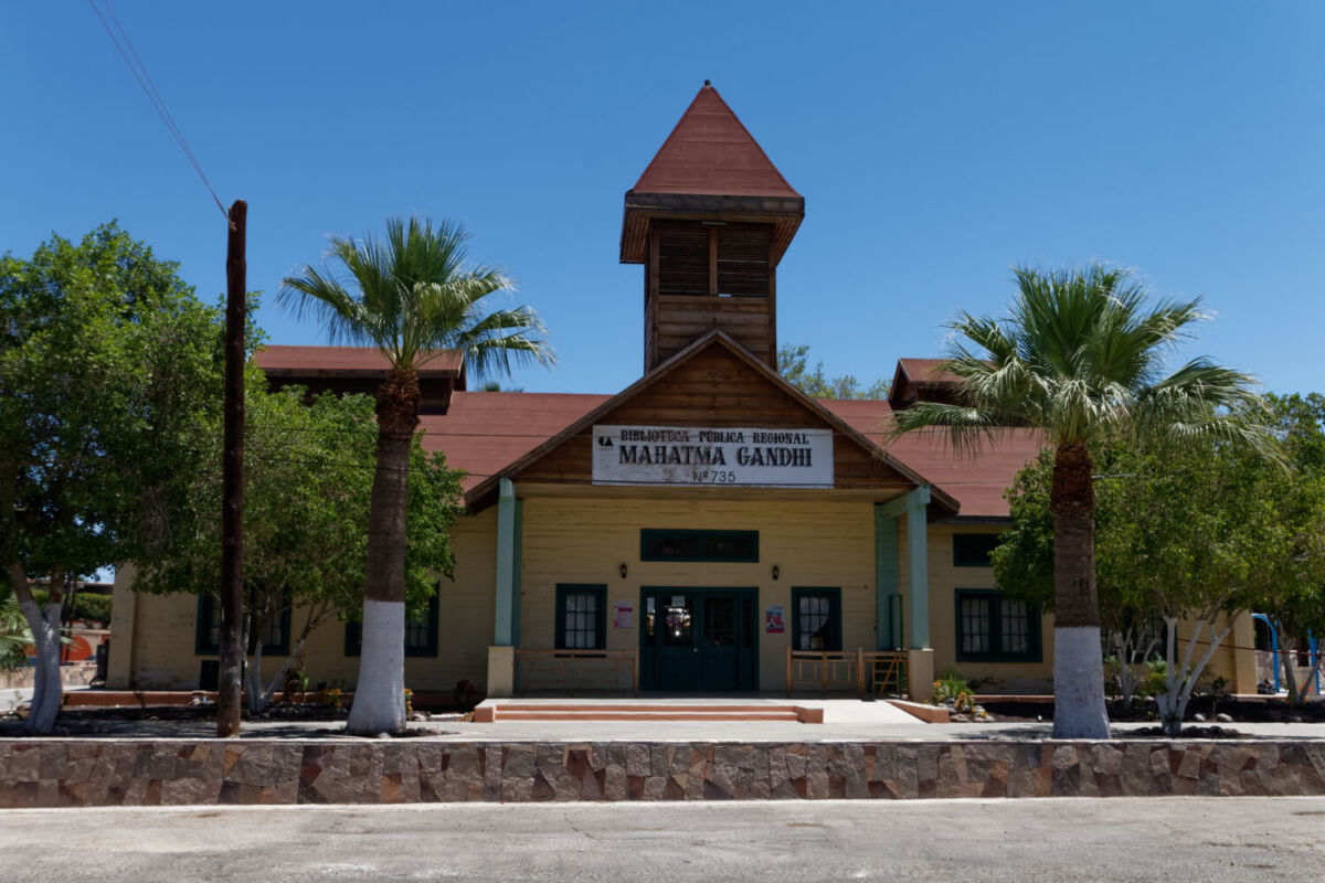 Biblioteca Pública Mahatma Gandhi en un edificio afrancesado en Santa Rosalia