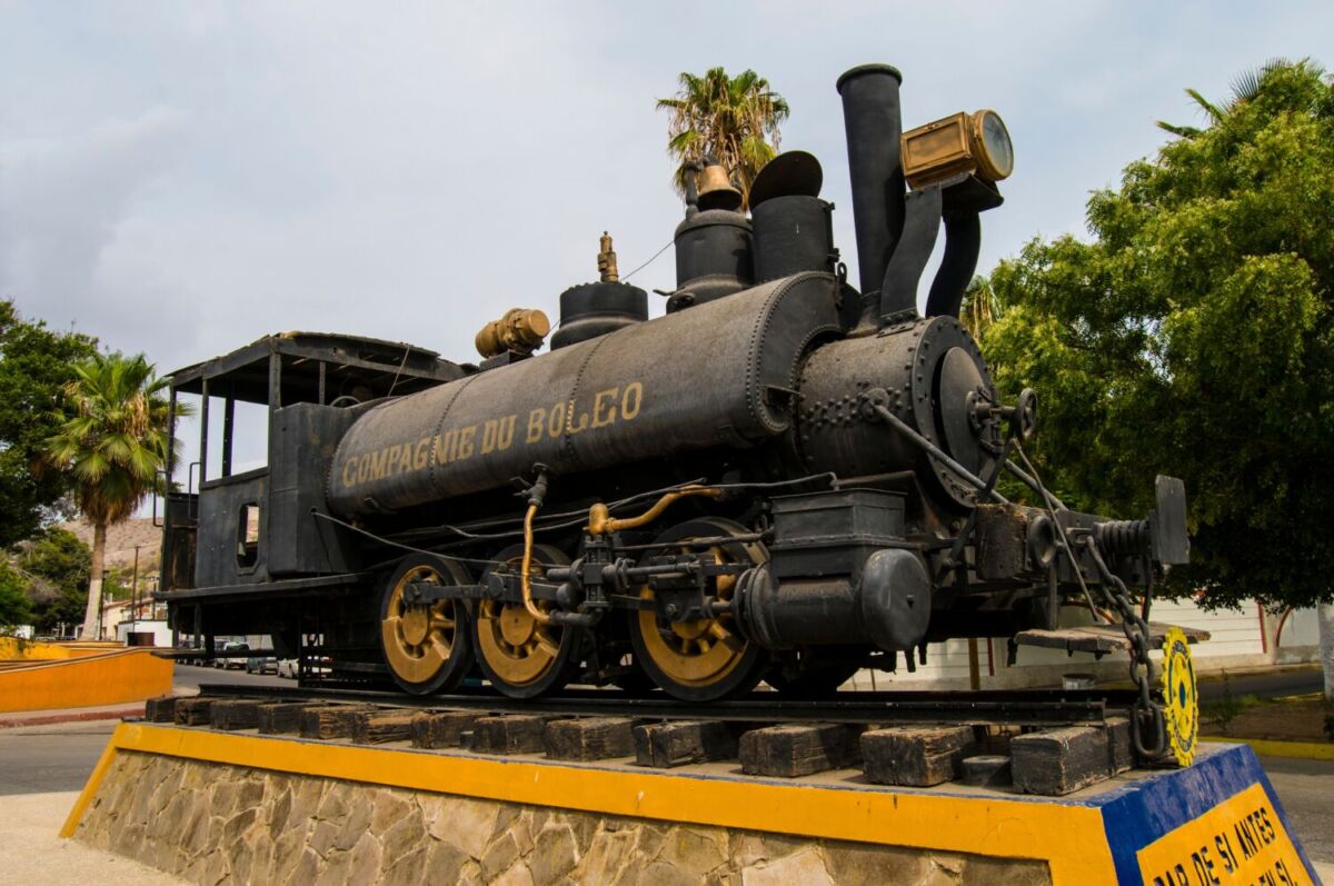 Antiguo ferrocarril utilizado en la minería ahora expuesto en la vía pública de Santa Rosalía, Baja California Sur 