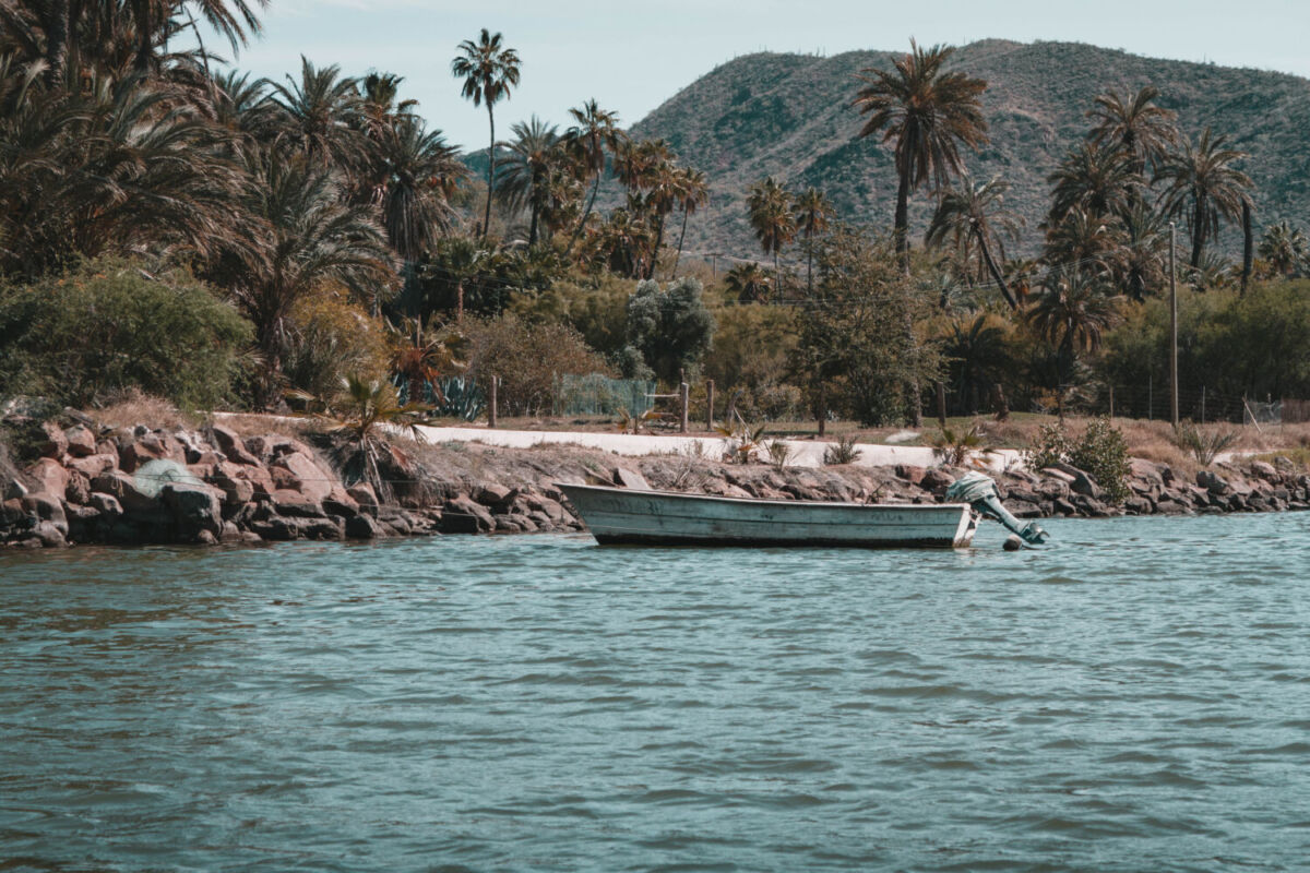 Una lancha en la orilla Del Malecón de Santa Rosalía, Baja California Sur 