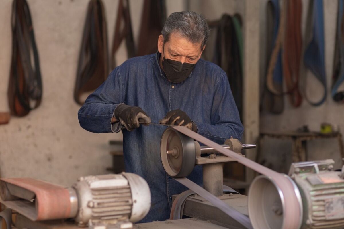 artesano elaborando un cuchillo 