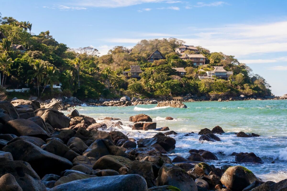 playa con rocas 