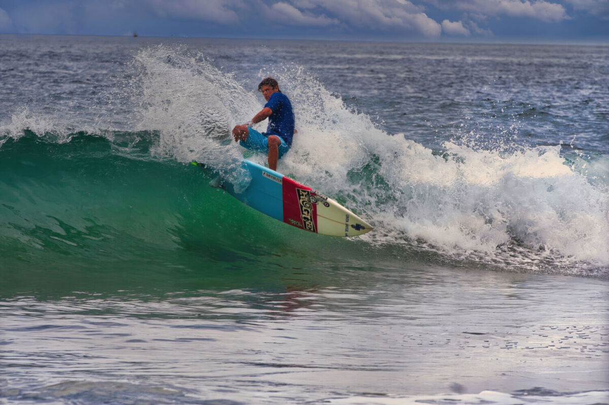 persona practicando surf 