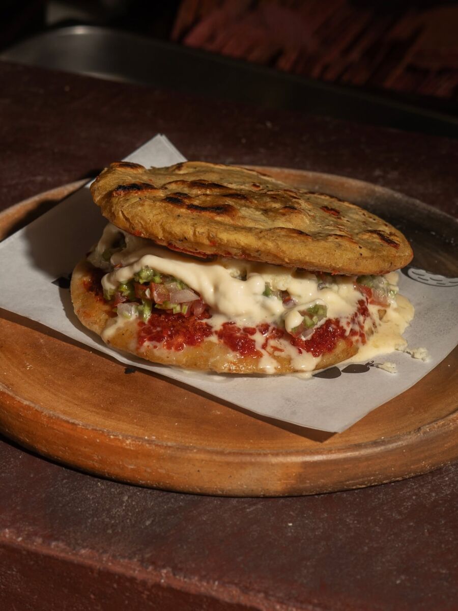 Gordita de chicharrón en Siembra Tortillería