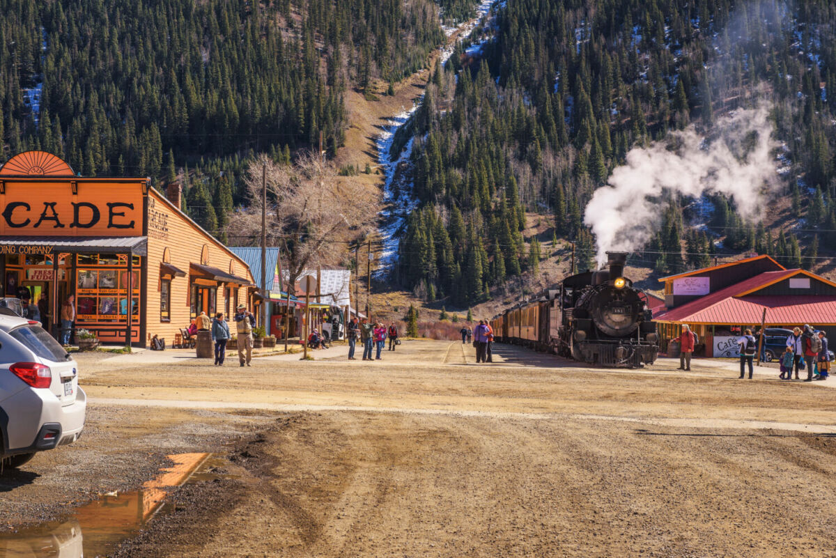 El pueblo minero del Viejo Oeste con un tren histórico que atraviesa montañas