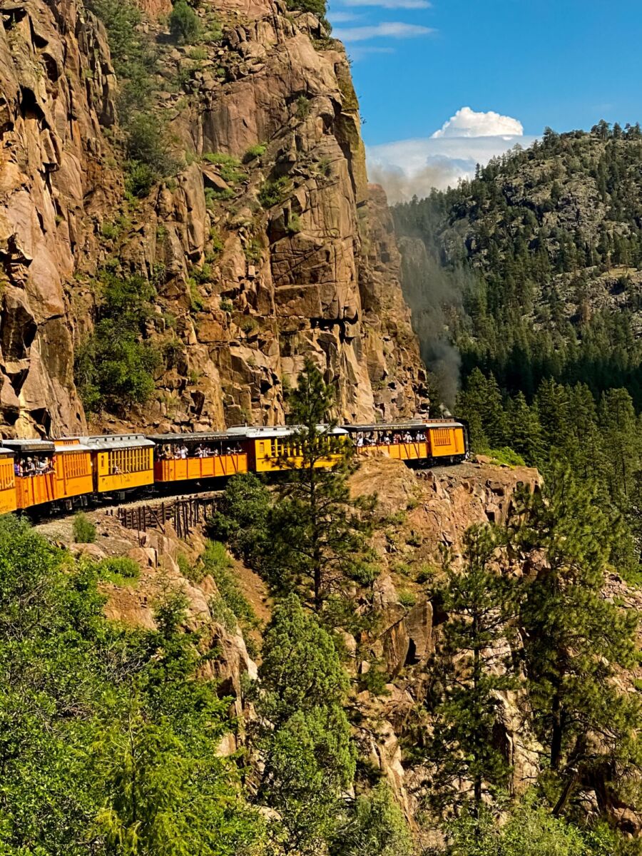tren atravesando una montaña 