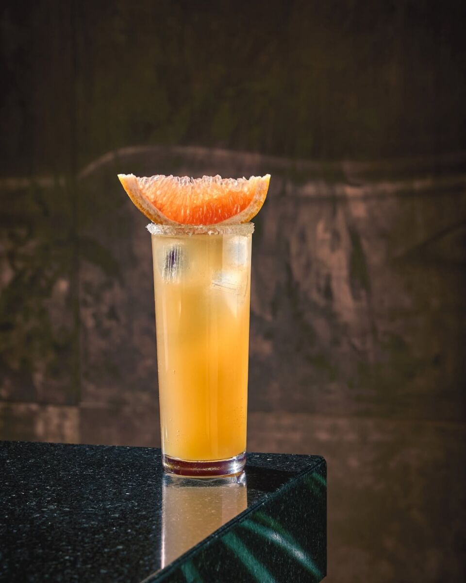 El destilado mexicano que pocos conocen: no es tequila ni mezcal, nace en el desierto y tiene notas ahumadas