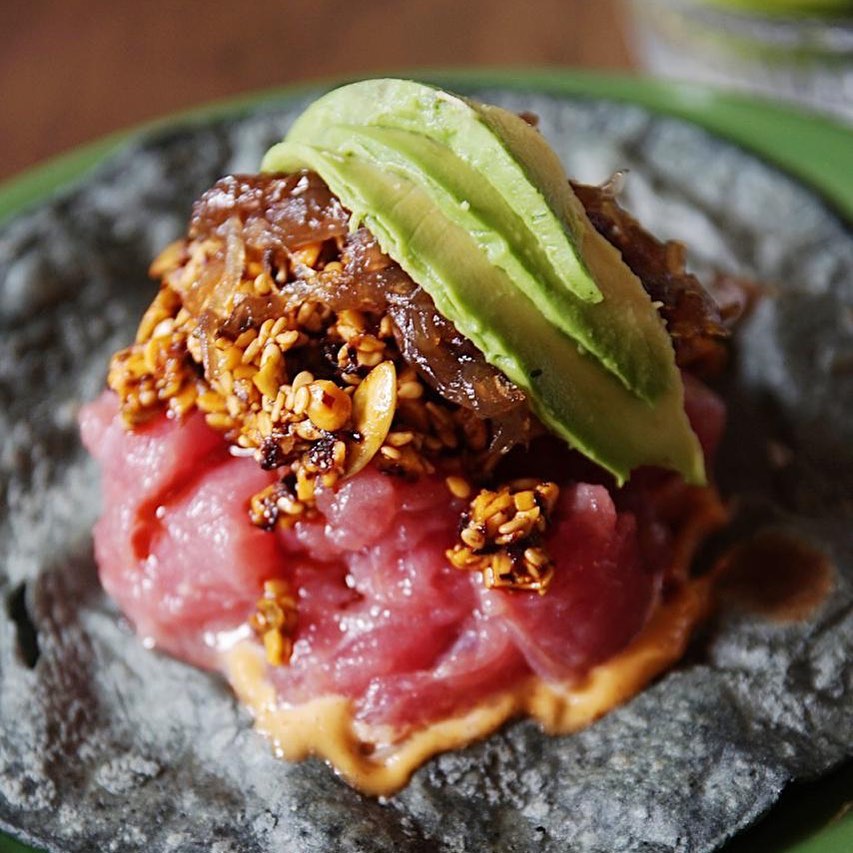 taco de atún con aguacate
