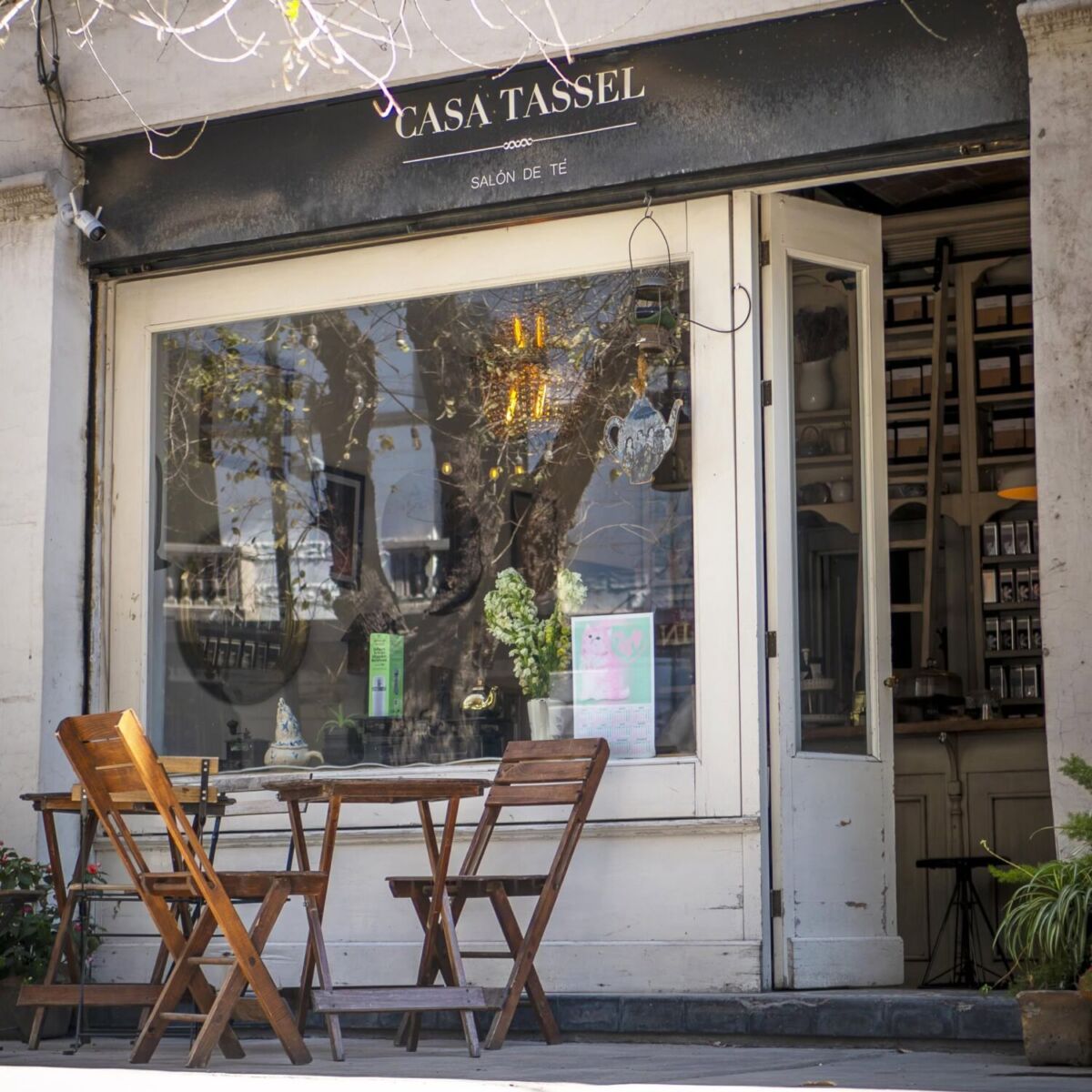Frente de salón de té con sillas en la cdmx