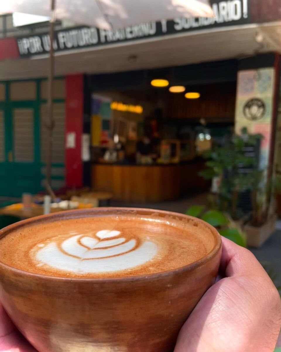 Chocolate caliente frente a una chocolatería en la juarez