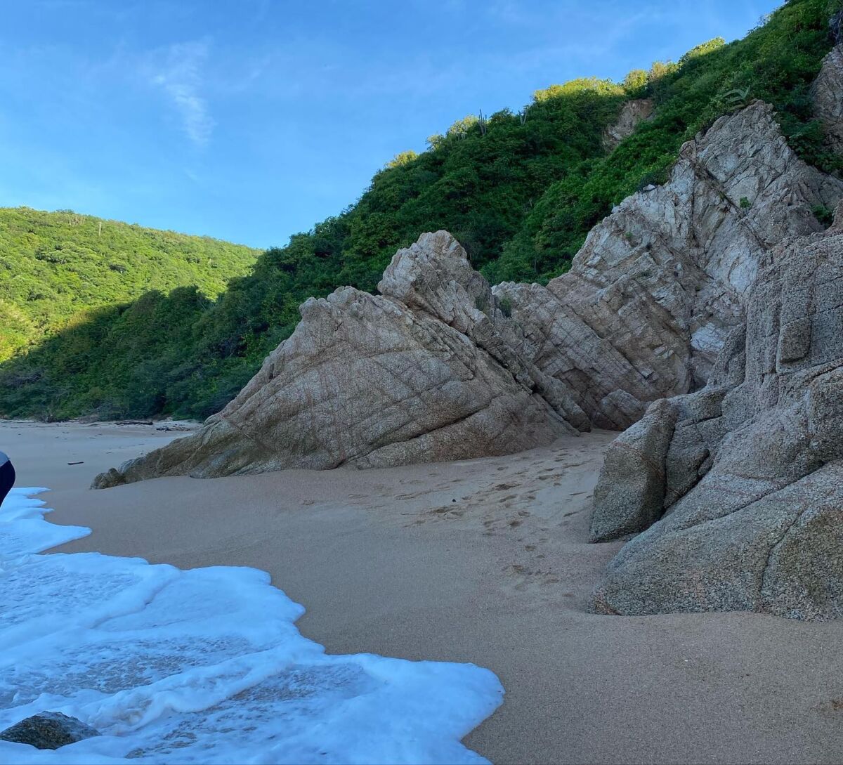 playa rodeada de montañas