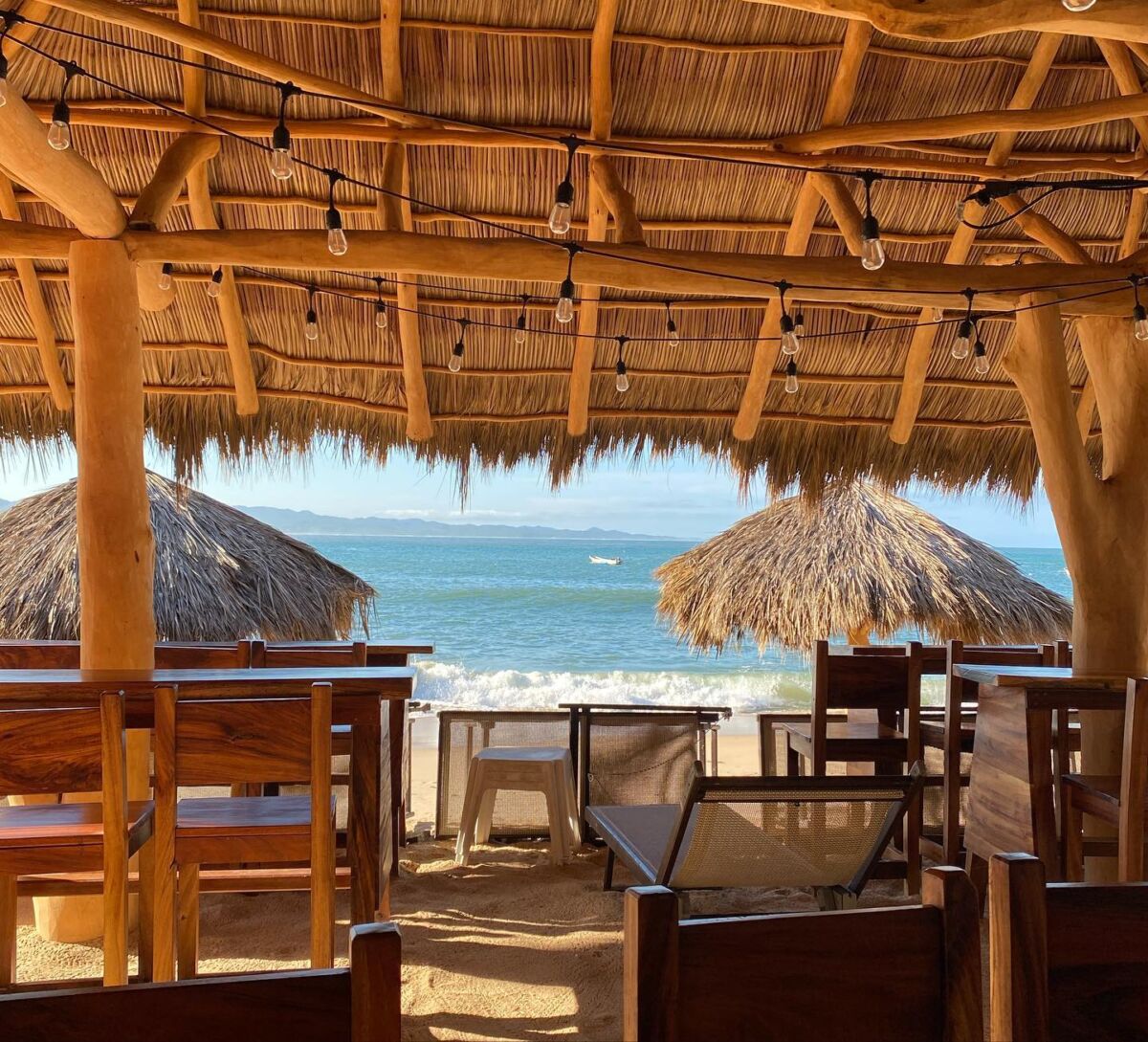 restaurante rústico en la playa