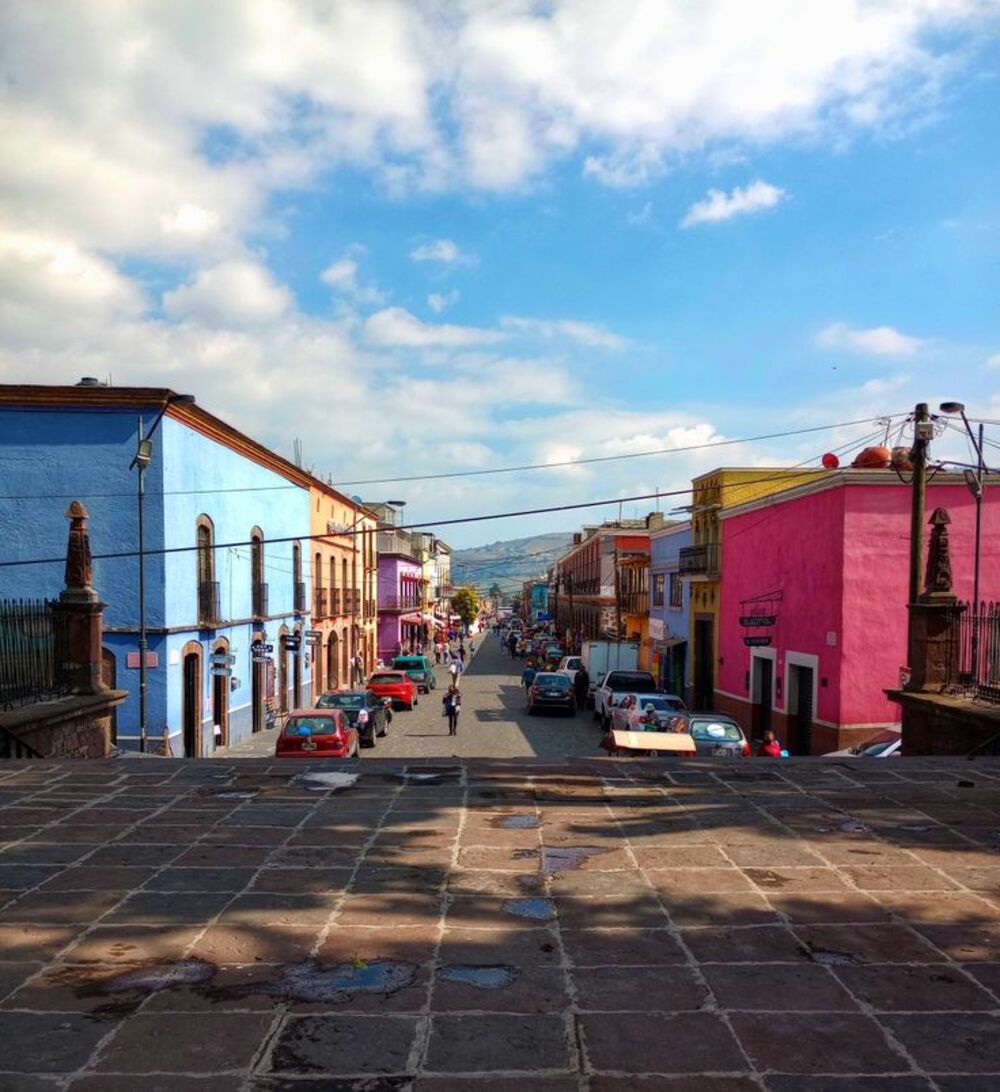 fachadas de colores en tenango del valle en un día soleado