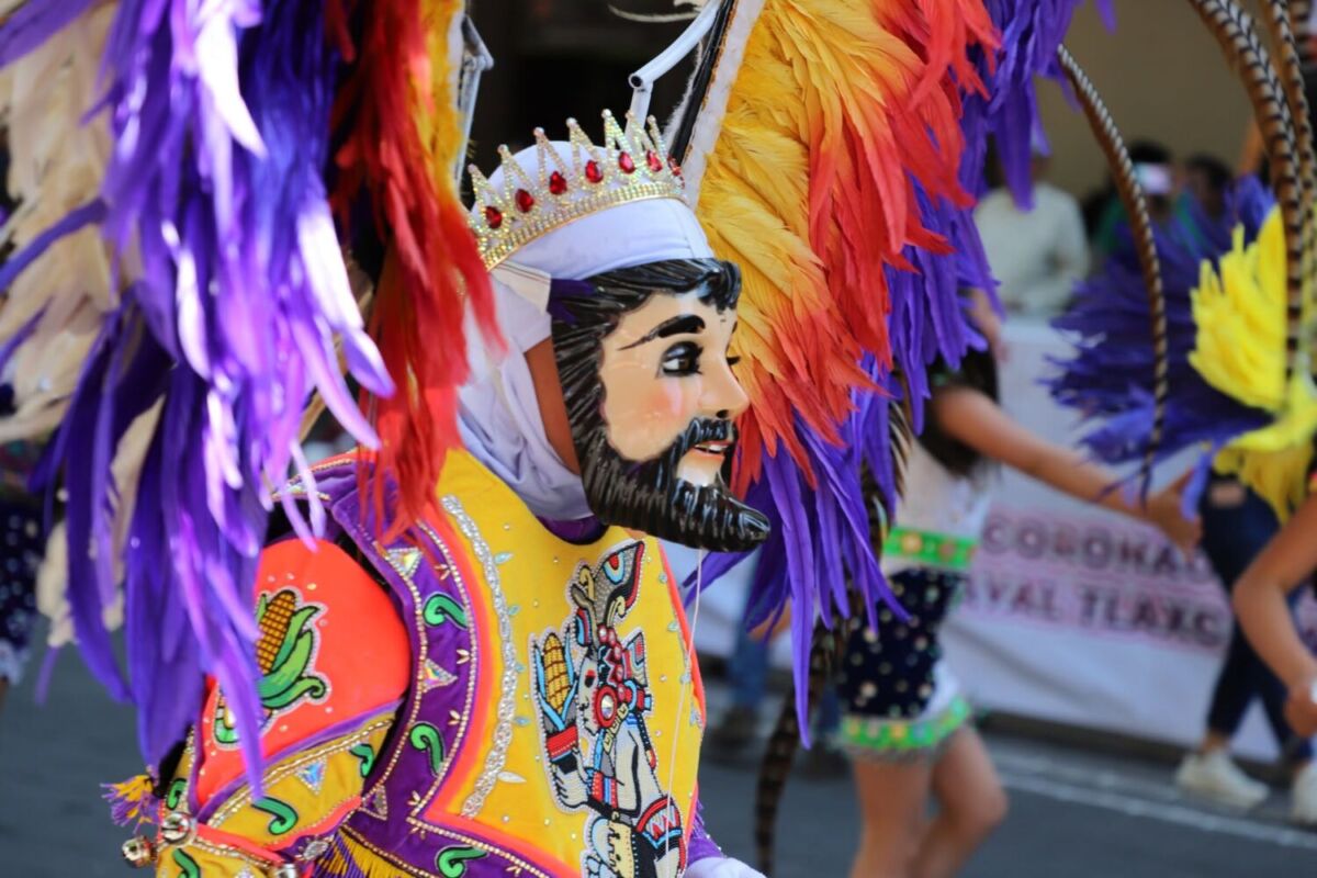 Másacara de huehue en festival