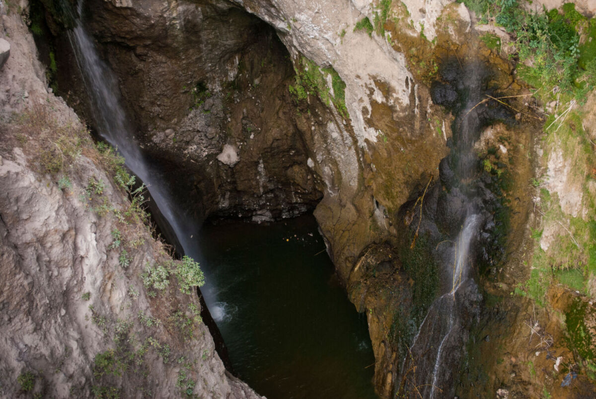 Cascada Salto de Tzumpantitlán entre paredes de roca en Tonatico, Pueblo Mágico del Estado de México