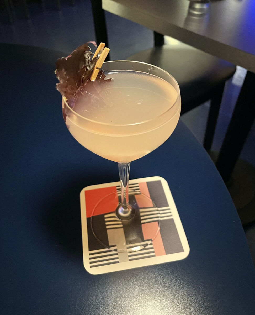 Cóctel Japanese 75 en Tonchin CDMX