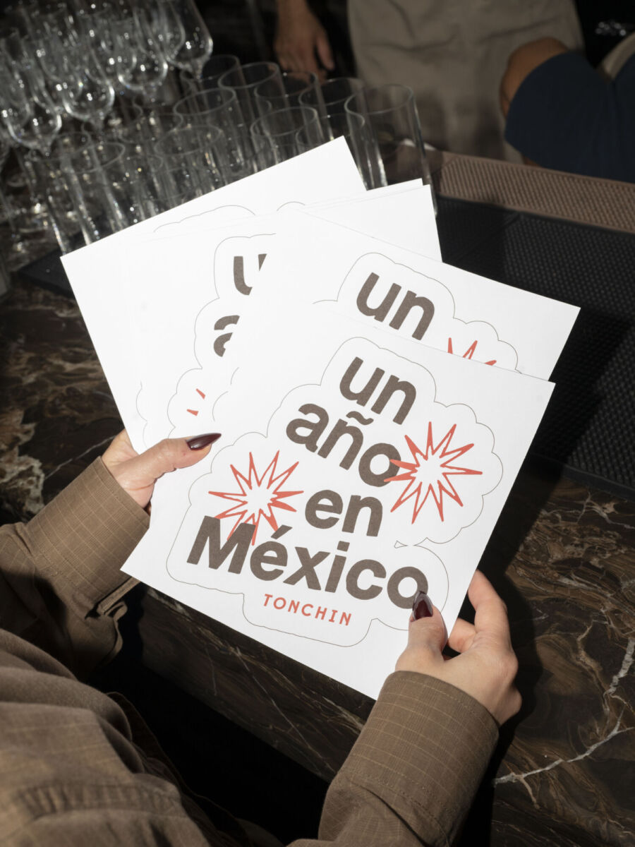 Una hoja que celebra el primer aniversario de Tonchin en la CDMX
