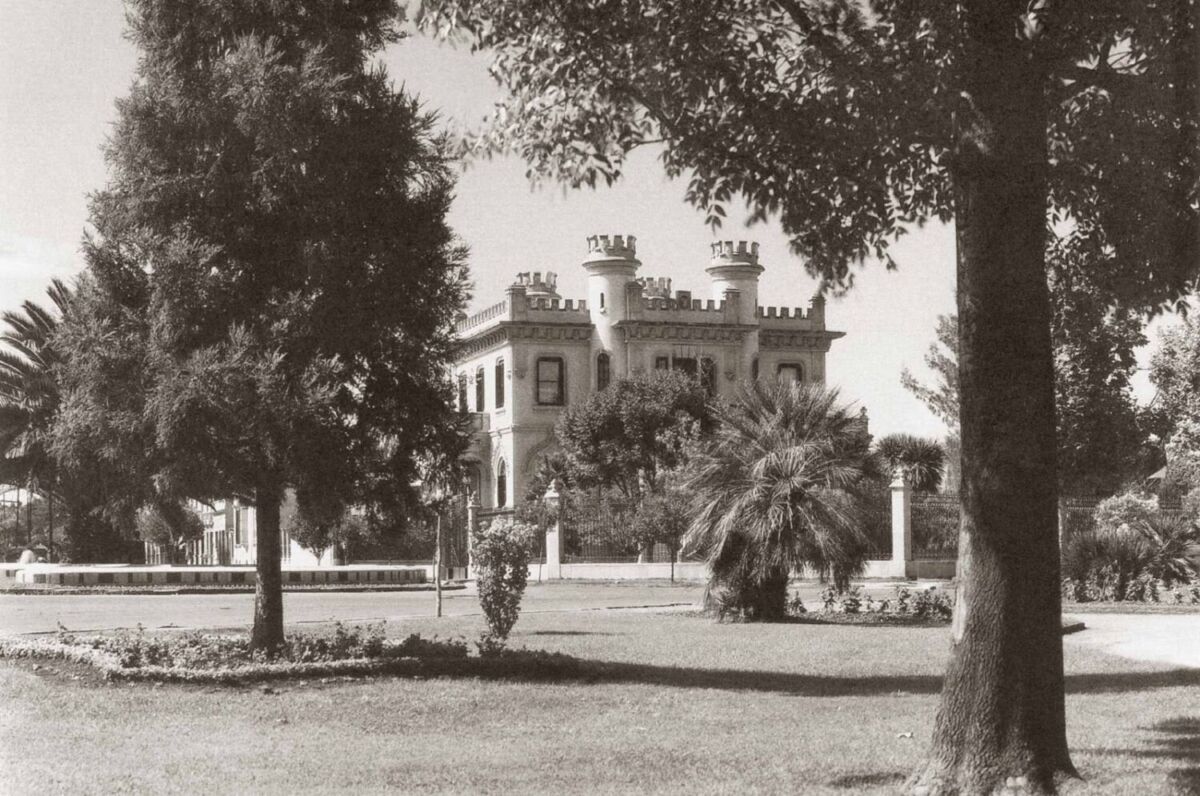 Foto de casa con arboles al frente