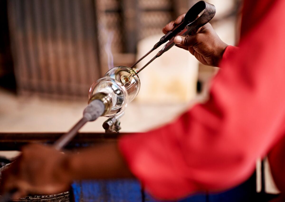 artesano creando una copa de vidrio 