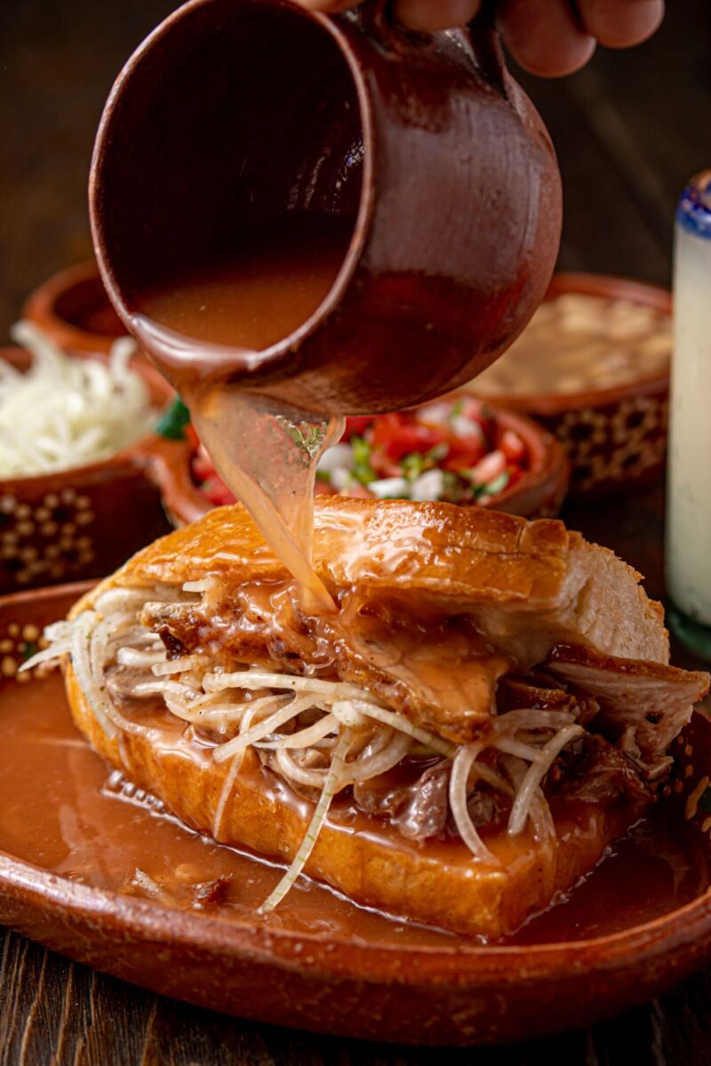 torta bañada con una salsa roja 
