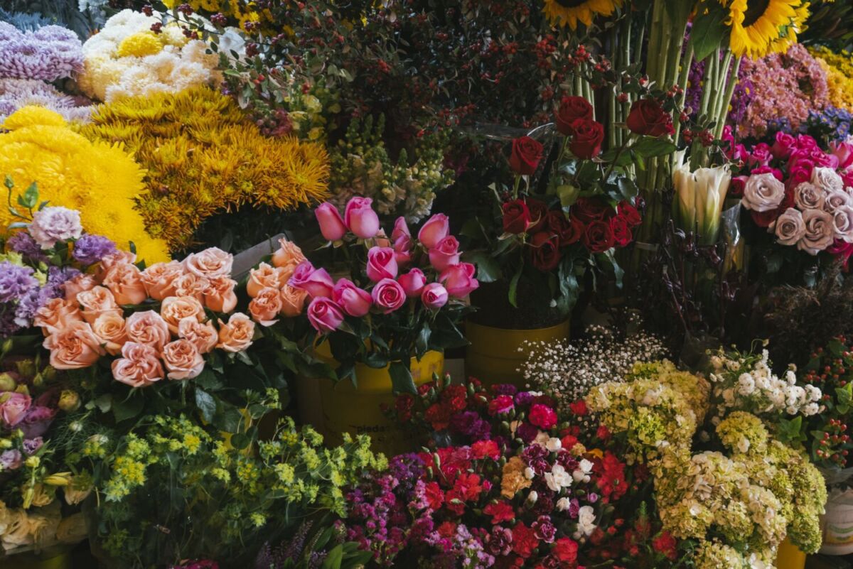 flores en un mercado mexicano 