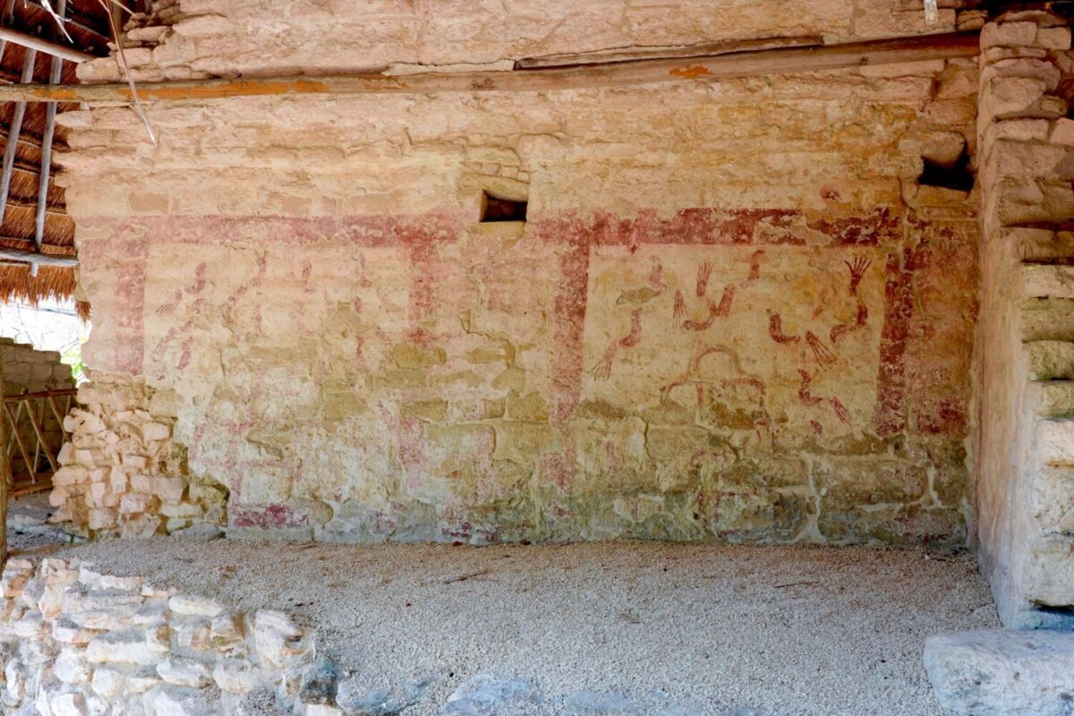 Mural maya en la zona arqueológica de Xel Há