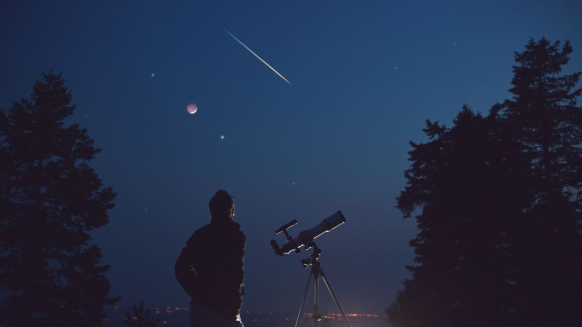 persona con un telescopio