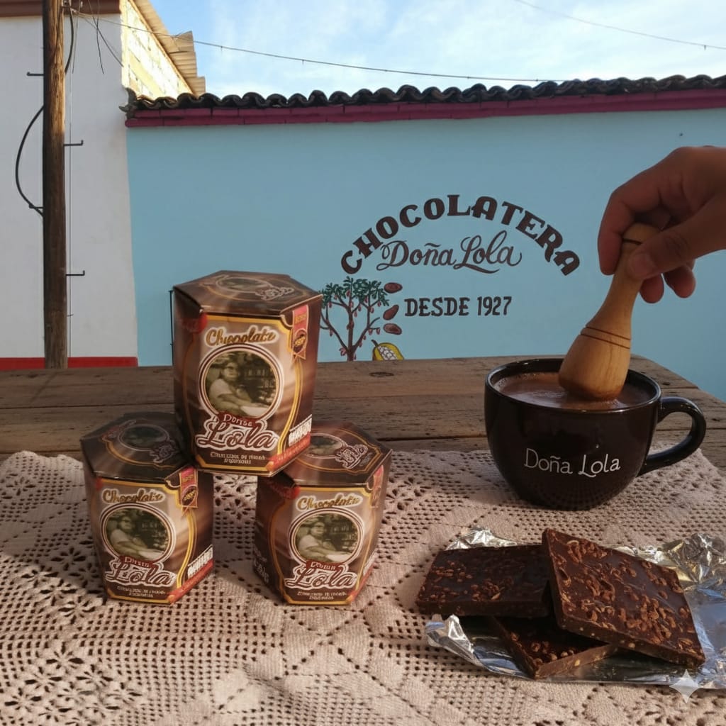 Chocolate artesanal Doña Lola con bebida de chocolate