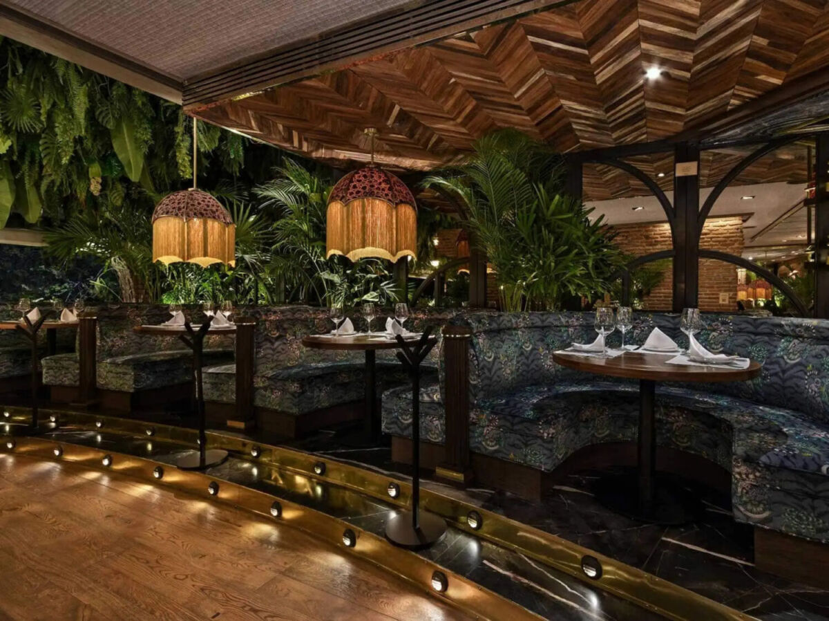 Mesas y sillones sofisticados dentro del restaurante Animal en Polanco, CDMX