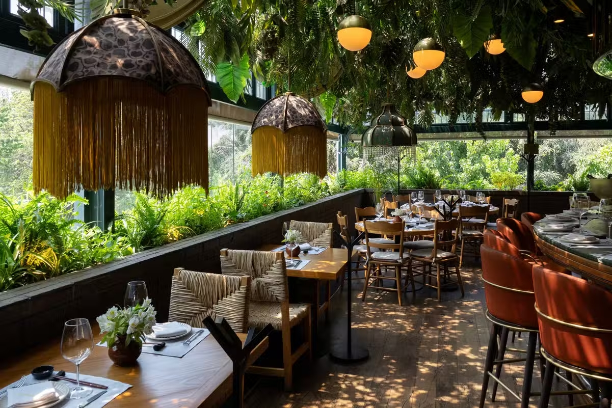 Mobiliario sofisticado lleno de vegetación en el restaurante Animal en Polanco, CDMX