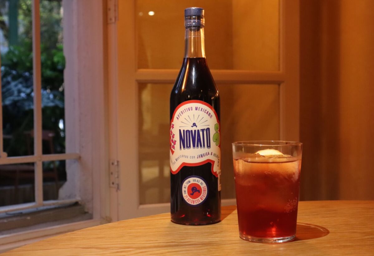 Novato Spritz y la botella del aperitivo Novato