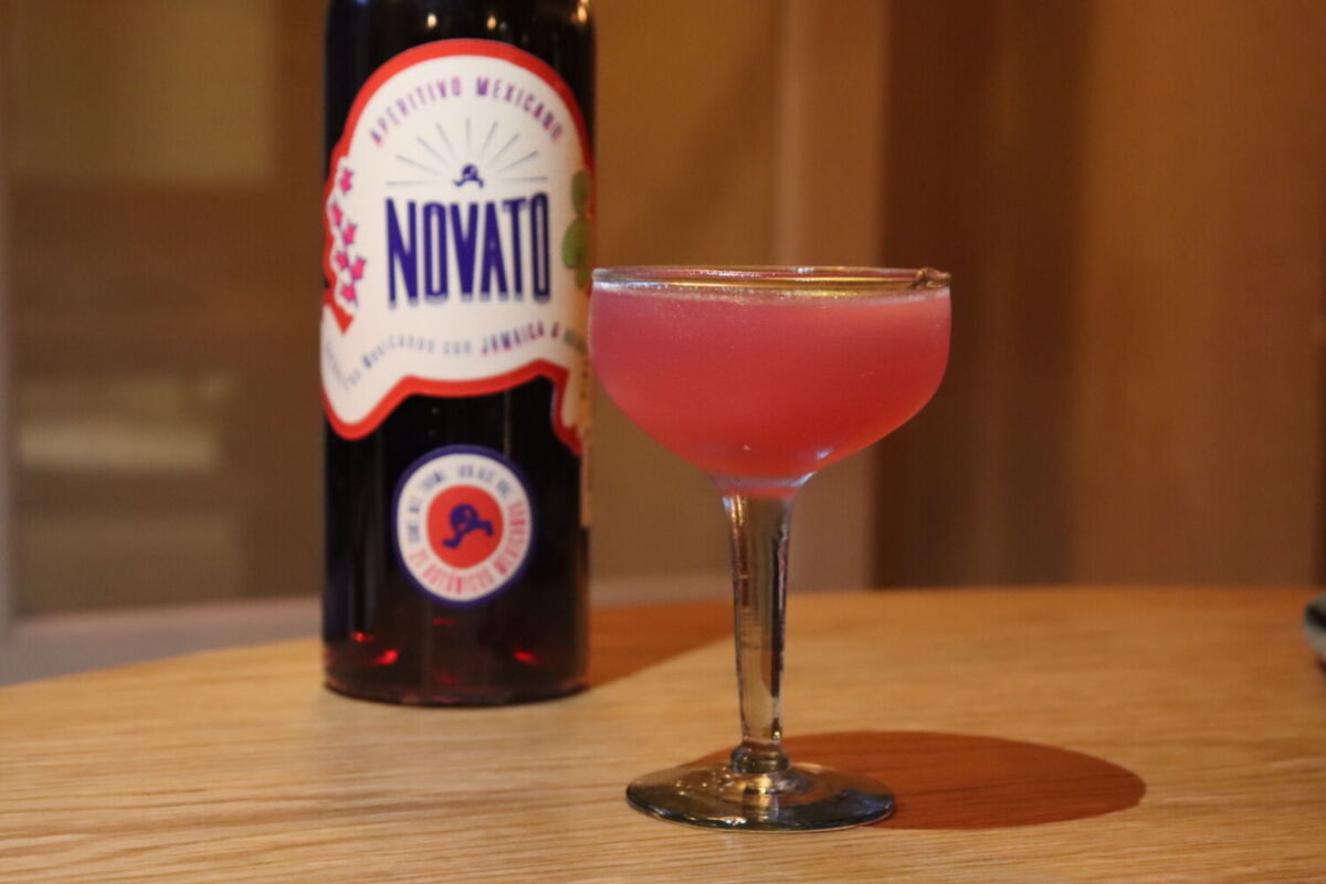 Cóctel Novata y la botella del aperitivo Novato