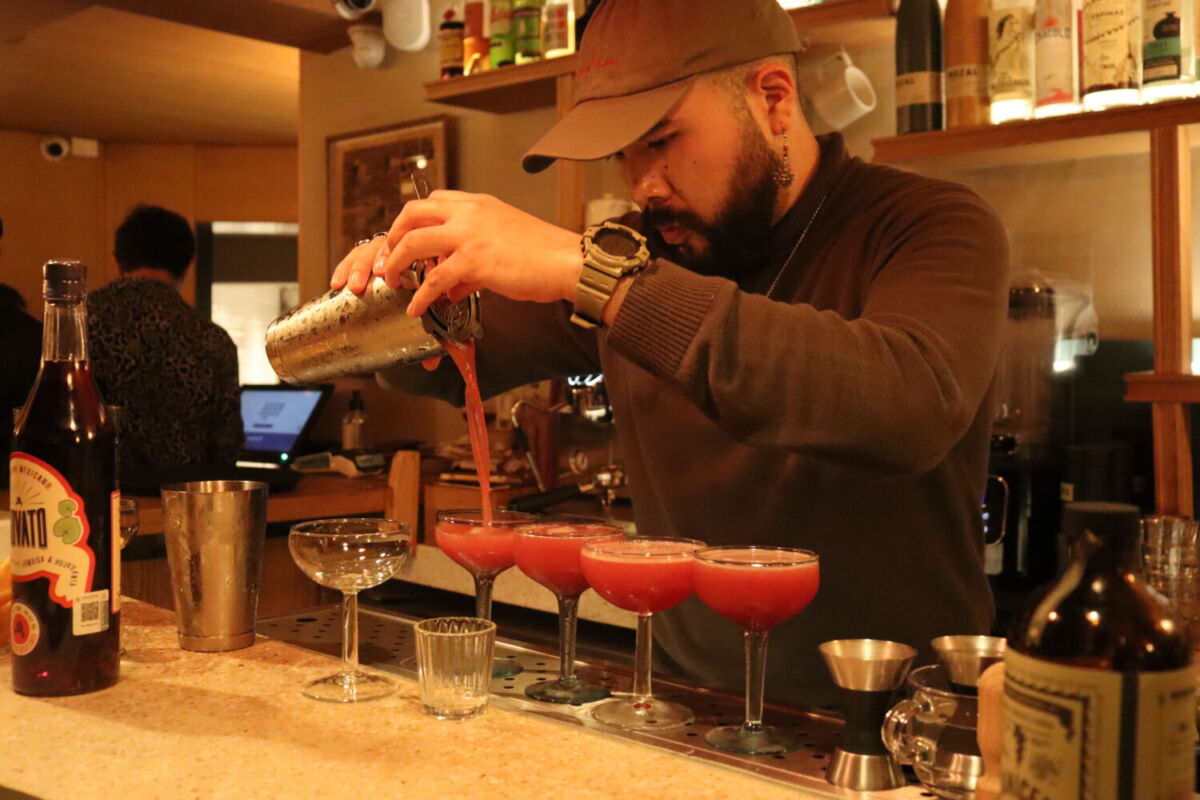 Los mexicanos no tomamos Aperol: el nuevo aperitivo hecho en México con maíz de Chiapas y botánicos nativos