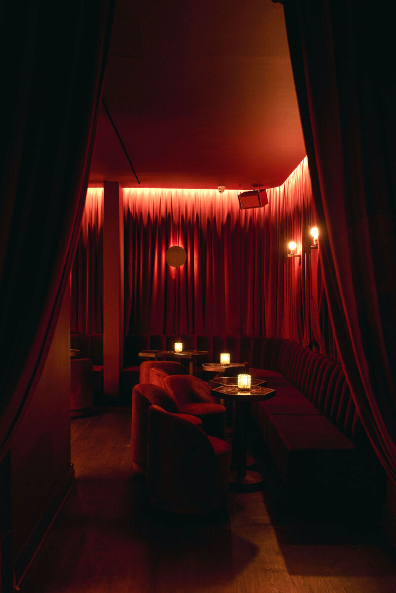 Sillones aterciopelados y luz tenue en el nuevo Bar Amici de la CDMX