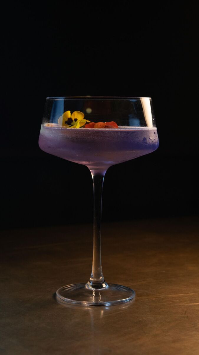 coctel morado La Jacarandosa en bar mapuche