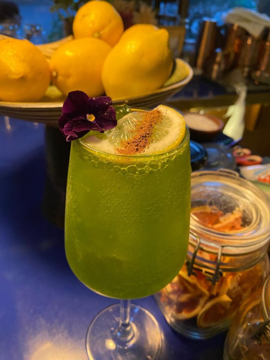 coctel verde con garnitura de naranja