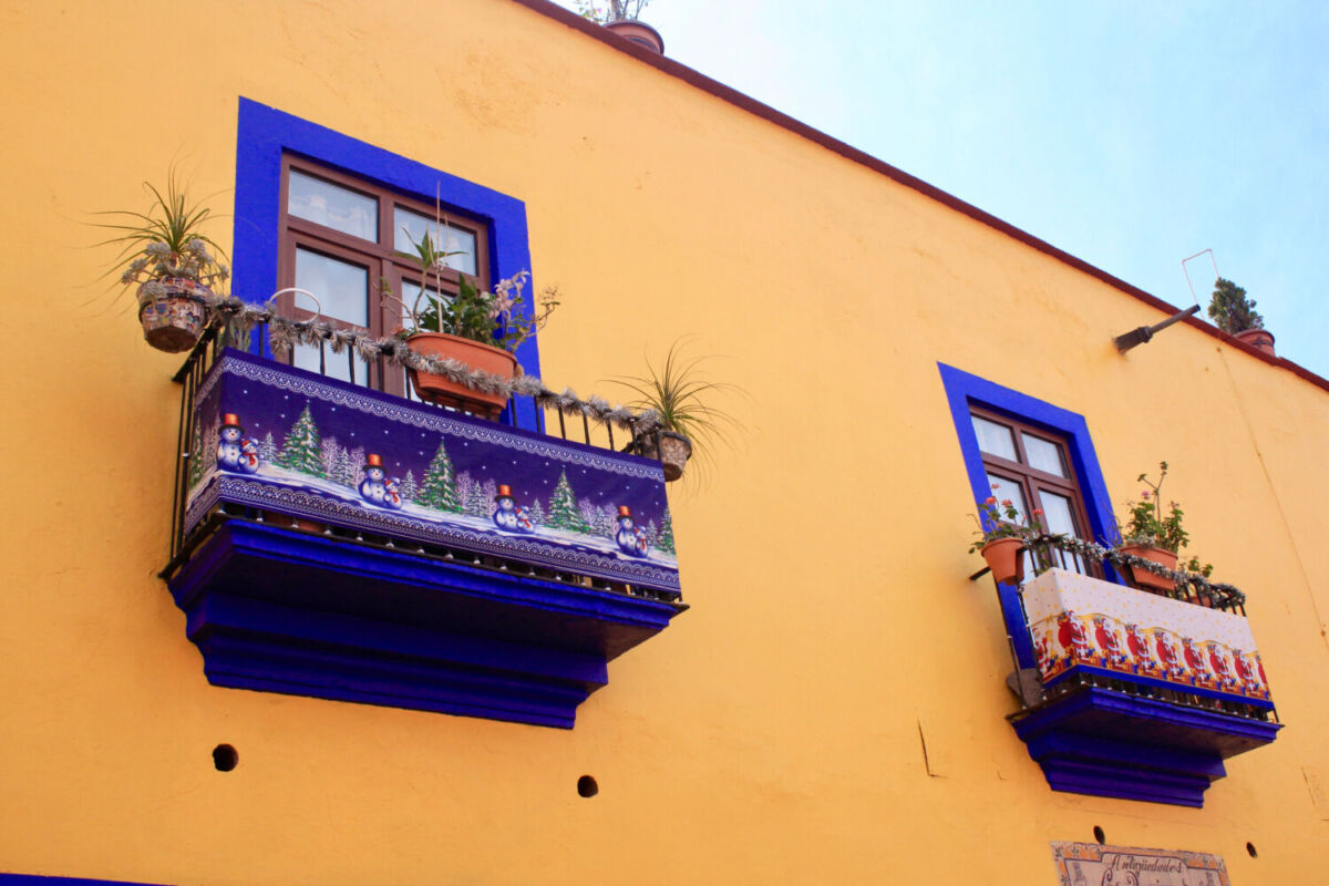 fachada de una casona con balcones