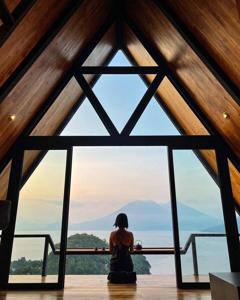 cabaña frente a un volcán activo 
