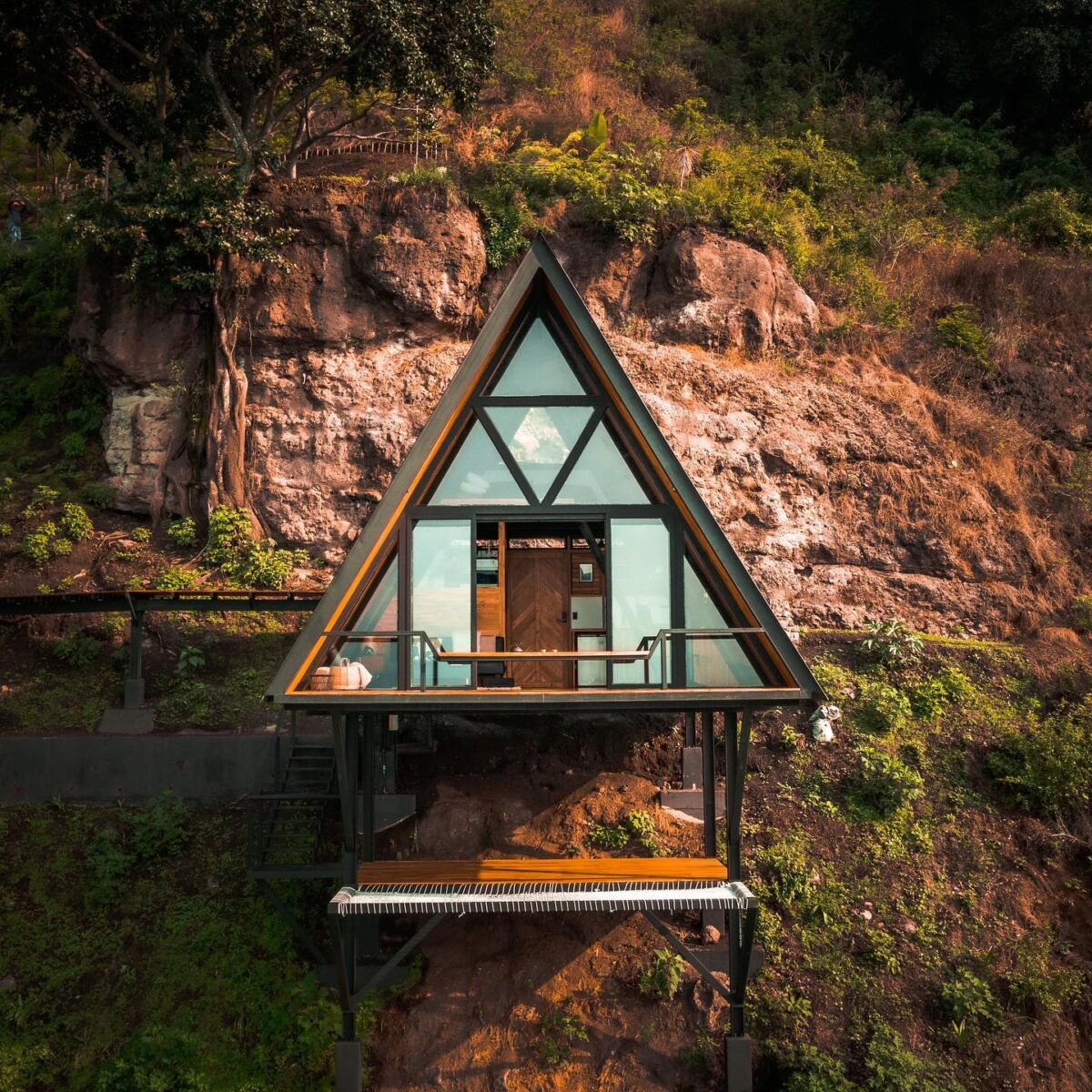 Encontré unas cabañas minimalistas frente a volcanes activos y comprobé que el hospedaje perfecto SÍ existe