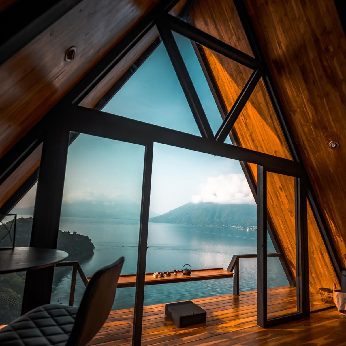 cabaña moderna en medio de la naturaleza 