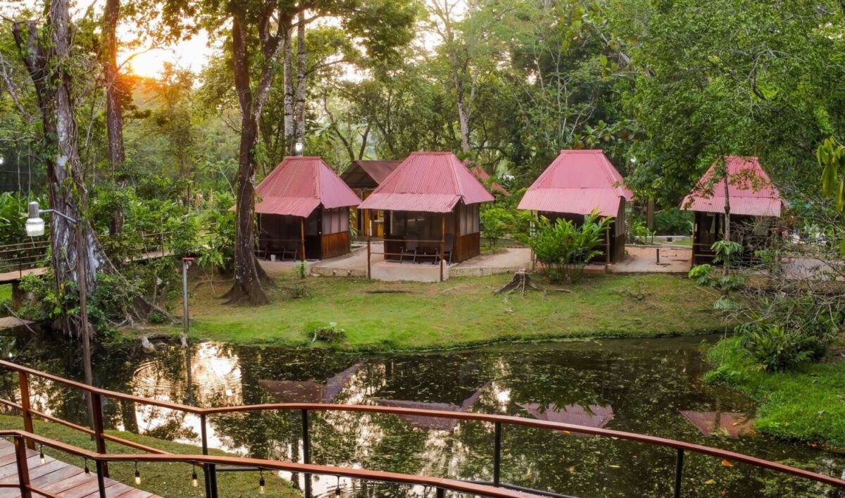 Dormir cerca de templos y pirámides mayas en cabañas con alberca en la Zona Arqueológica de Palenque
