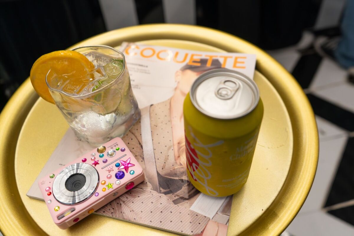charola con bebidas y cámara digital con estética de los dosmiles
