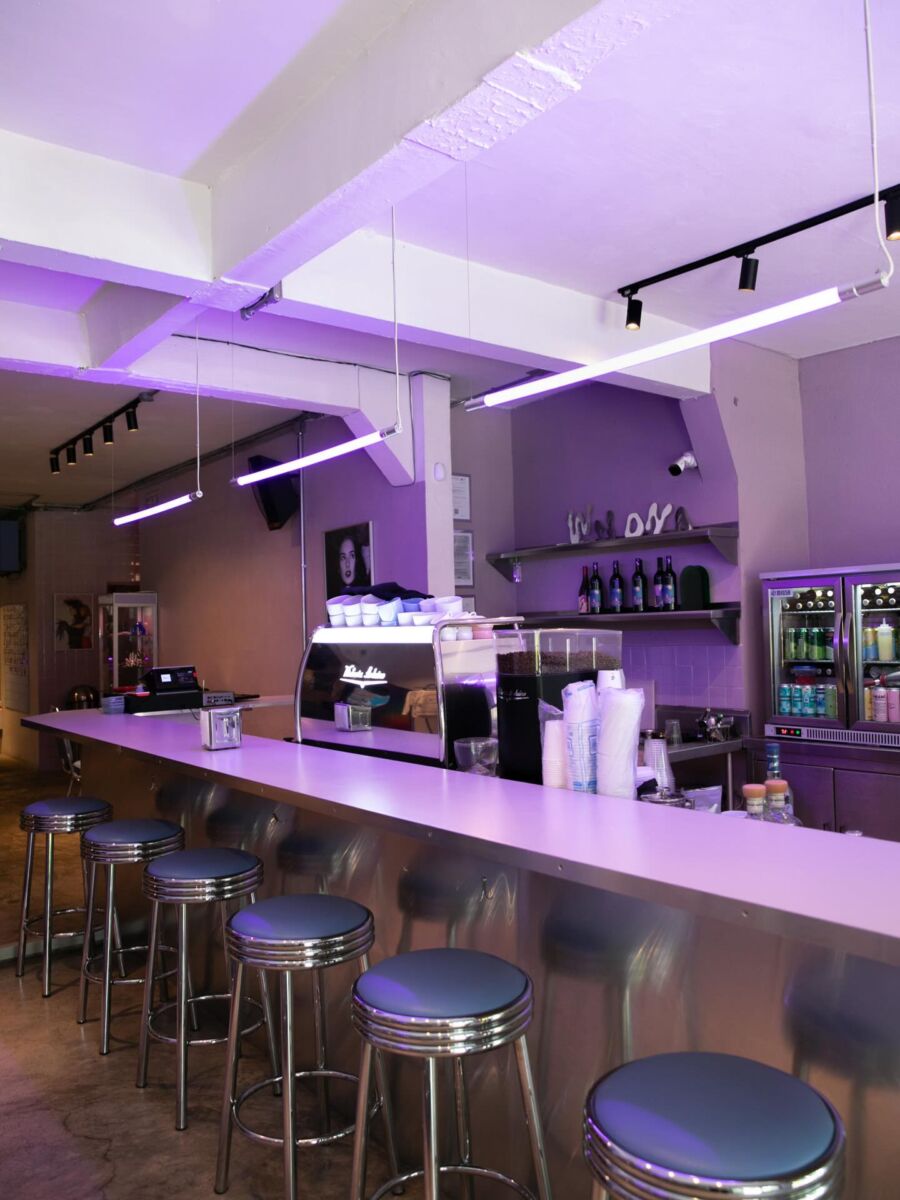 cafetería retro con bancos y luces led