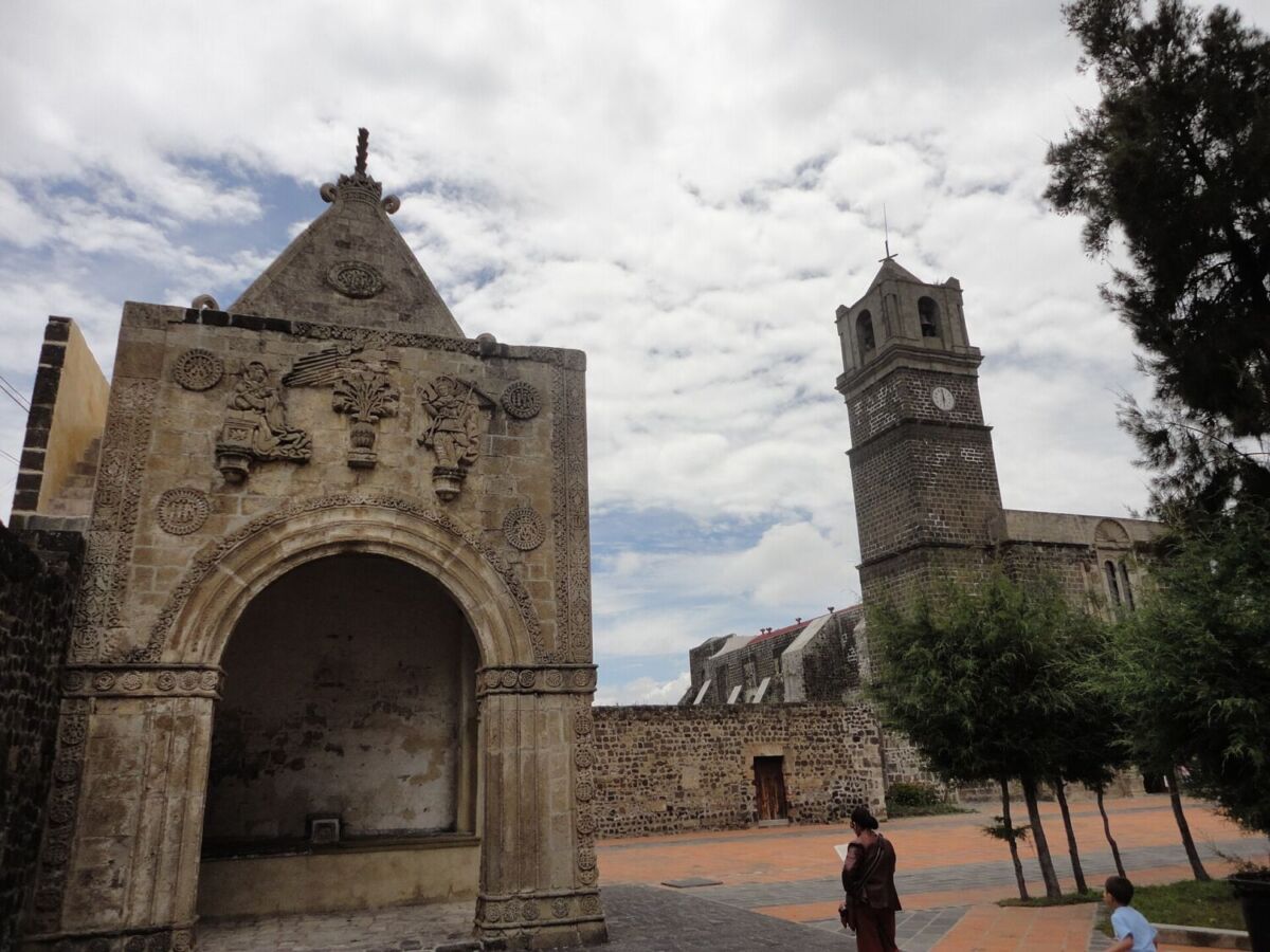 fachada de un convento virreinal en Calpan, Puebla 