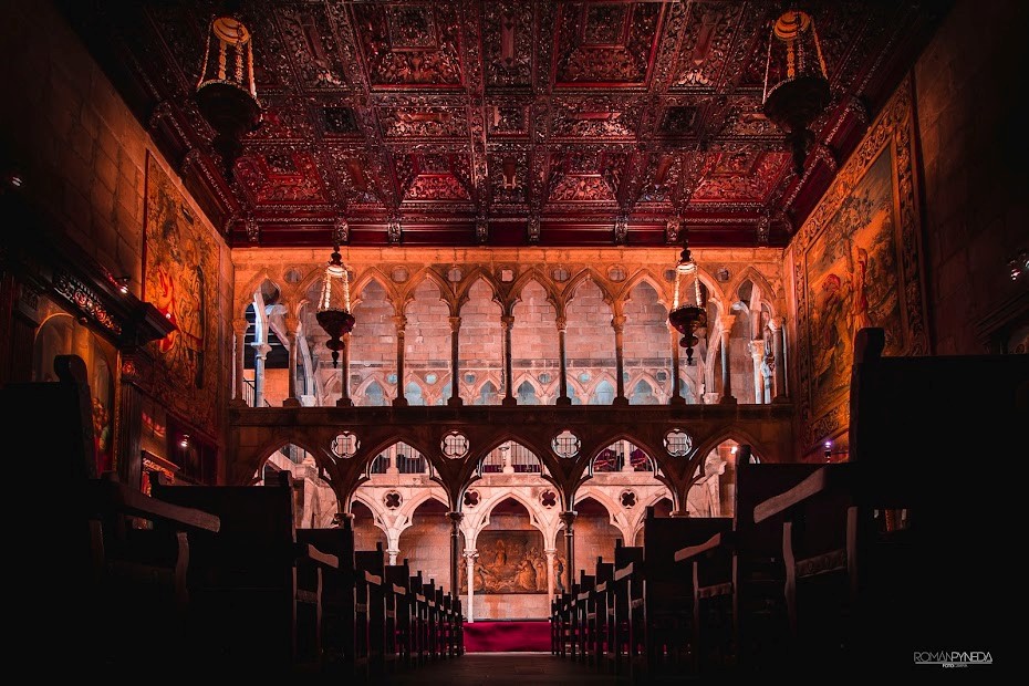 interior de la capilla gótica en el Centro Cultural Helénico