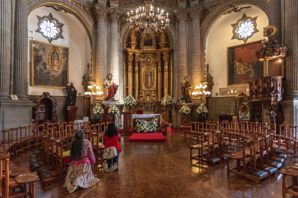 Interior de iglesia pequeña con decoración sencilla 