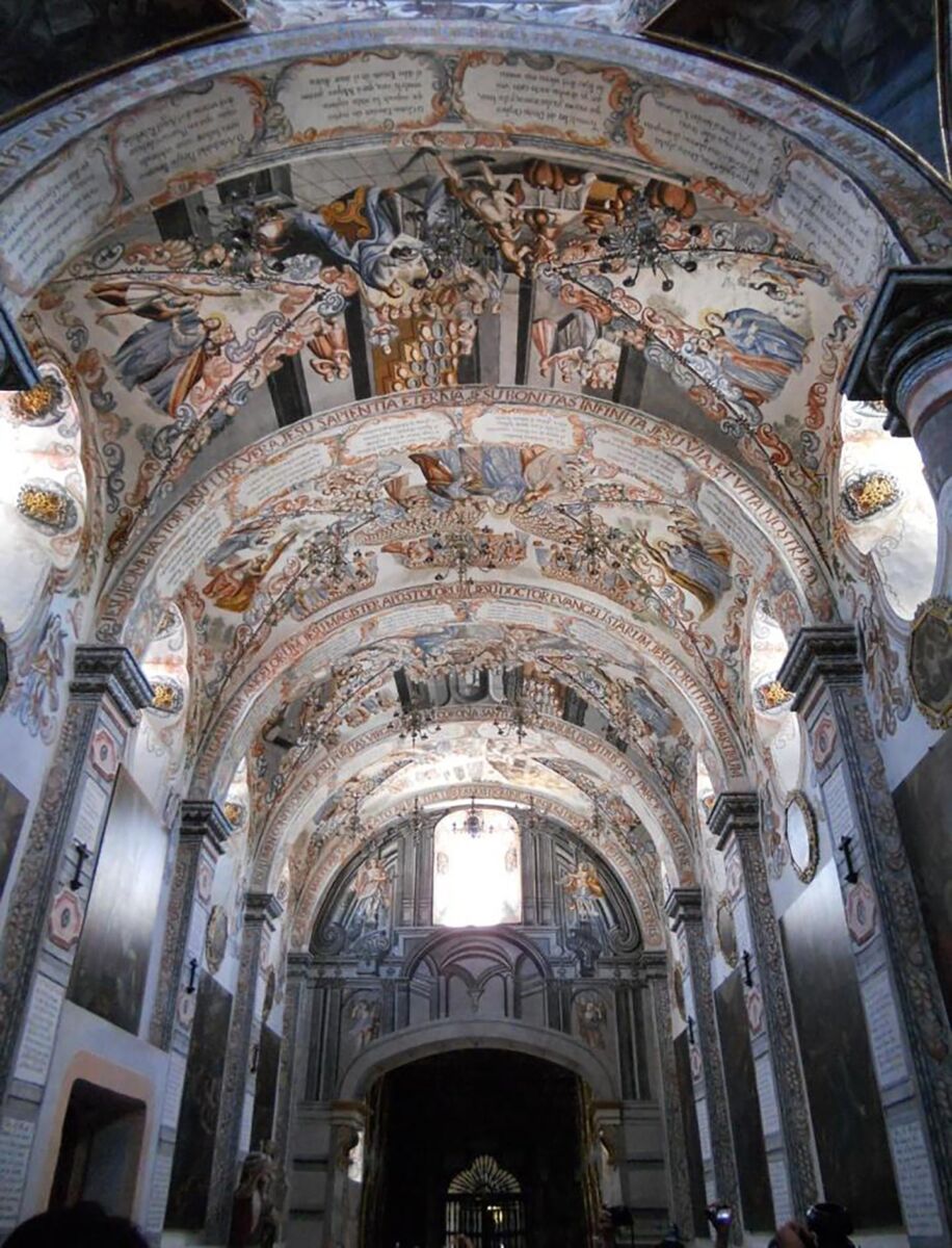 Interior del Santuario de Atotonilco en Cholula