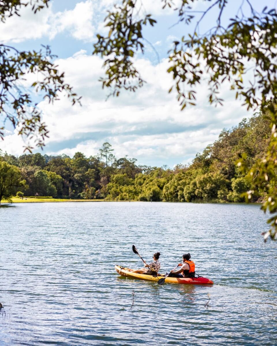 pareja en kayak en un lago