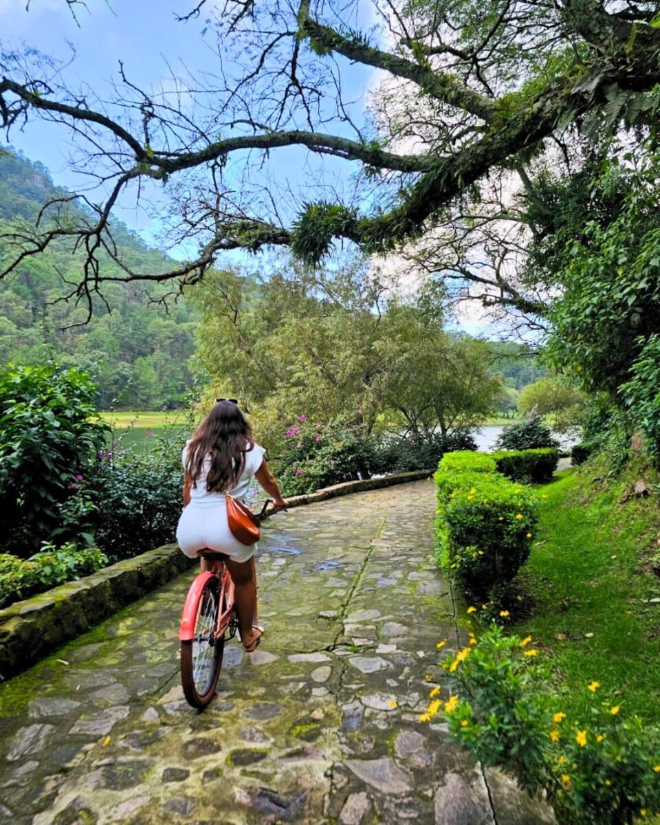 mujer en bicicleta en un camino de piedra